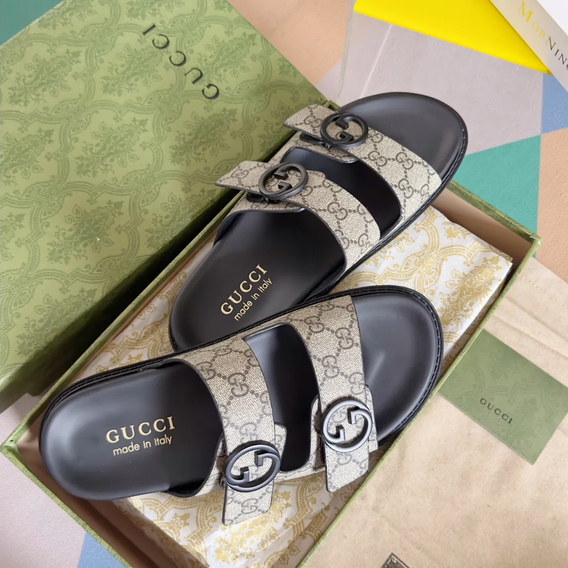 [G Home] Men's Men's Shoes💰:300💰Size:38-45 GUCC Gucci Original Order Quality 🆕2024Gucci Gucci Summer New Style Double G Presbyopia Flip-flops Cross Sandals Thick Sole Slippers Beach Shoes Original Purchase and Development Production G family's 2024 new summer dark horse items, fashion bloggers at home and abroad have put on the show, and it has become popular on social platforms at home and abroad. Fashionistas must pay for it, and they spend a lot of money to create ingenious craftsmanship and accurately restore every detail. Exquisite packaging at the delivery counter🛍📦 ▪️ Fabric: Original imported double G presbyopic leather ▪️ Lining: Original imported leather ▪️ Sole: Original open molded T men's shoes 💰U outsole ▪️ Bottom thickness: 3CM